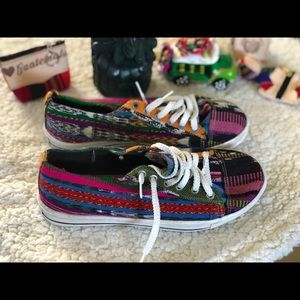 Guatemalan tennis shoes 39